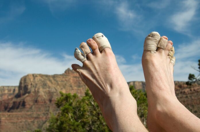 extra wide shoes for bandaged feet