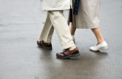 Have dementia? Best shoes for elderly with dementia will treat it.